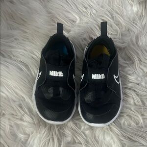 Nike Kids Black and White Sneakers size 8